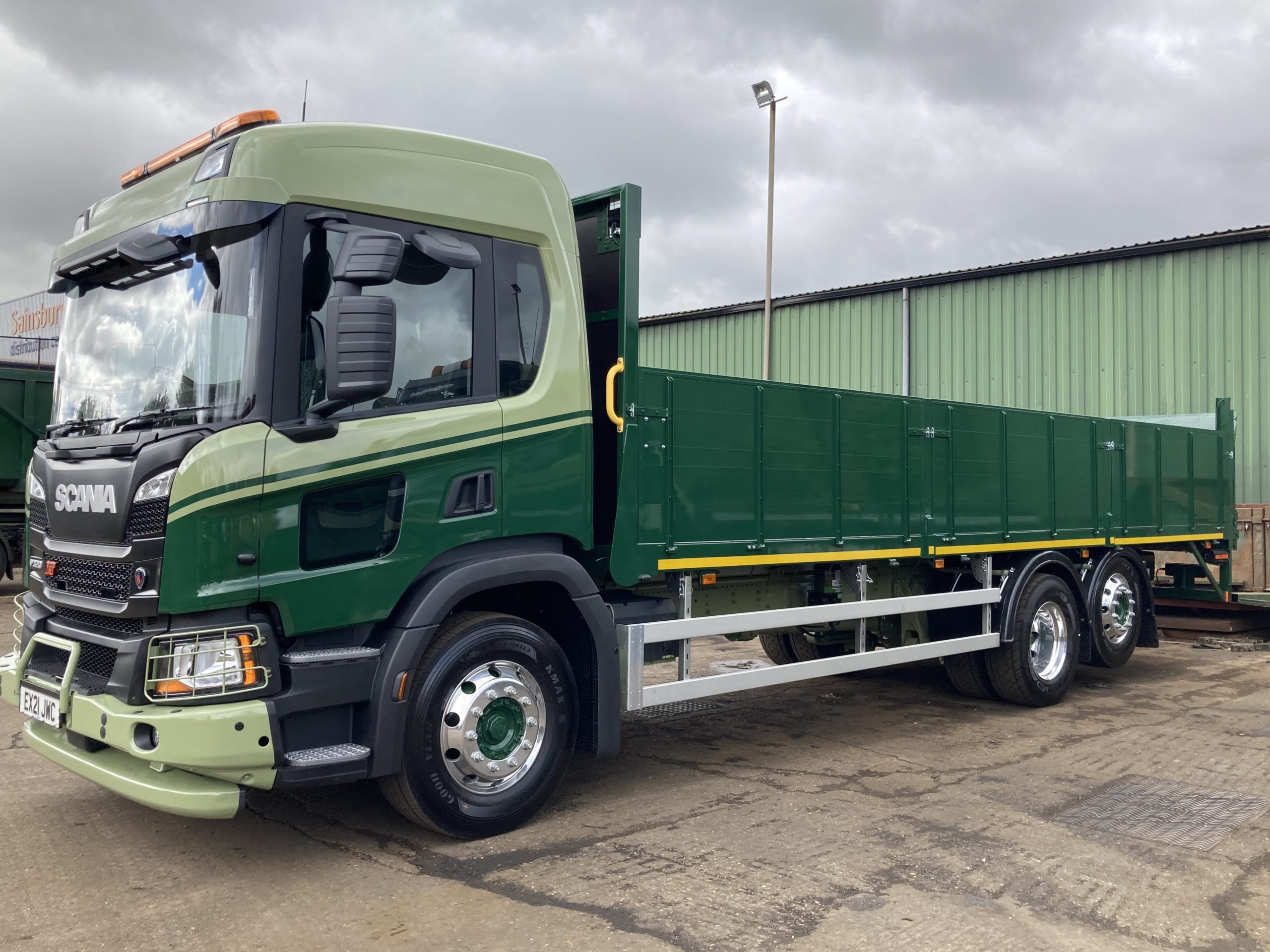 Flat bed lorry with drop down sides